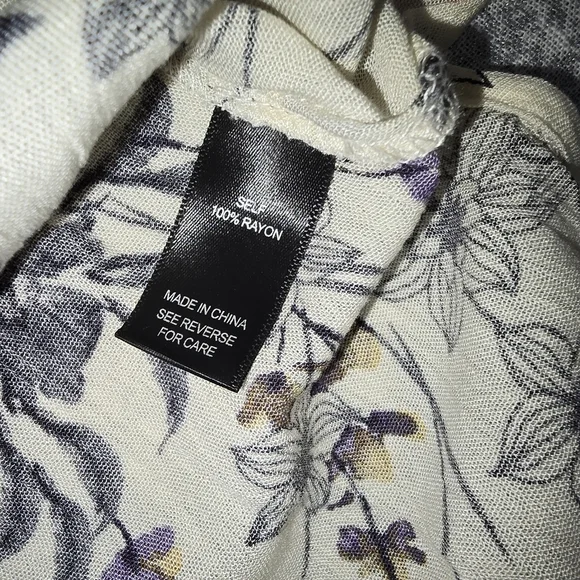 BKE Women,s Embroidered Cold Shoulder floral Top  Size M - Picture 7 of 8